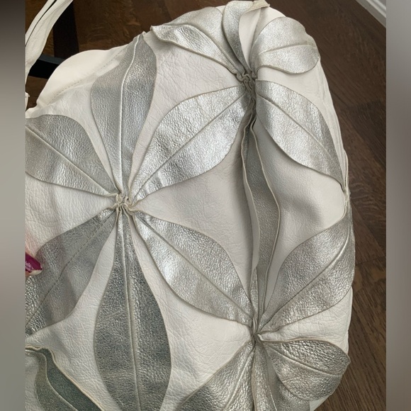 Vintage STUART WEITZMAN Dalia Flower Hobo Leather White Silver Shoulder Purse - Picture 4 of 16